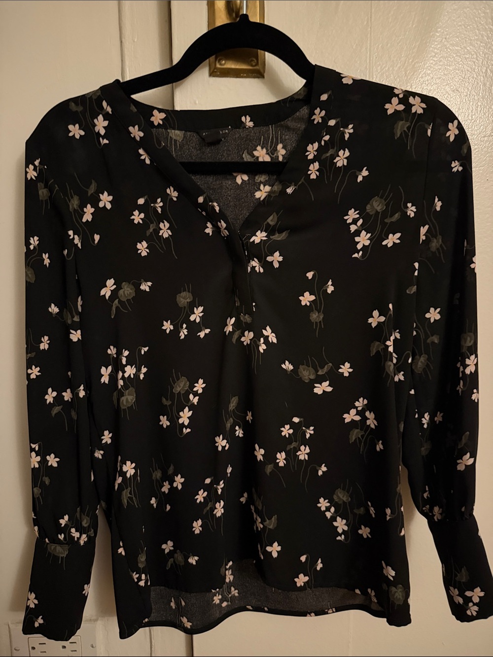 Ann Taylor Black Floral V-Neck Long-Sleeve Blouse